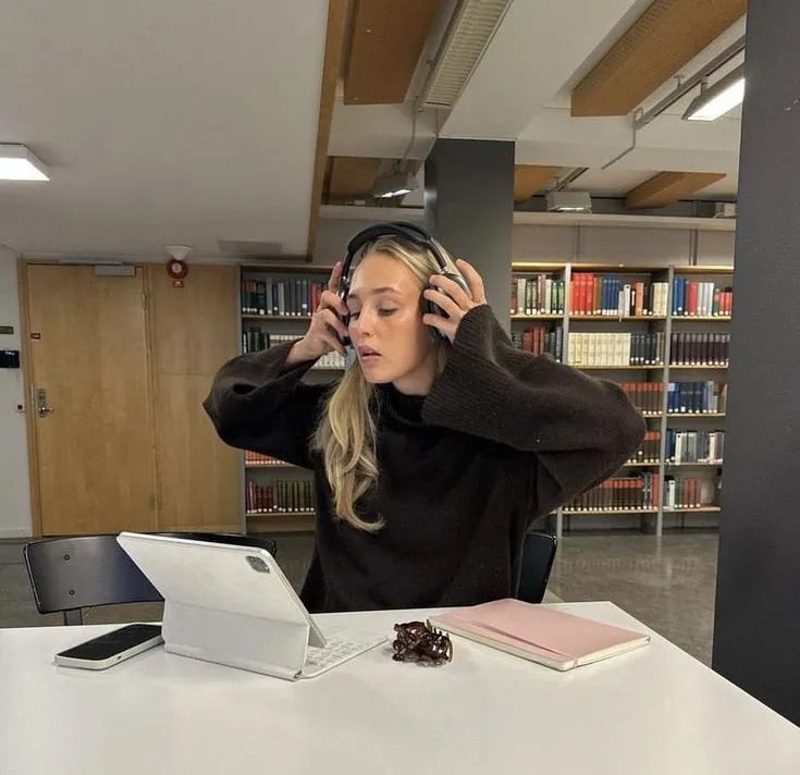 Stół z aksamitu i karty tarota przygotowane do rozkładu biznesowego